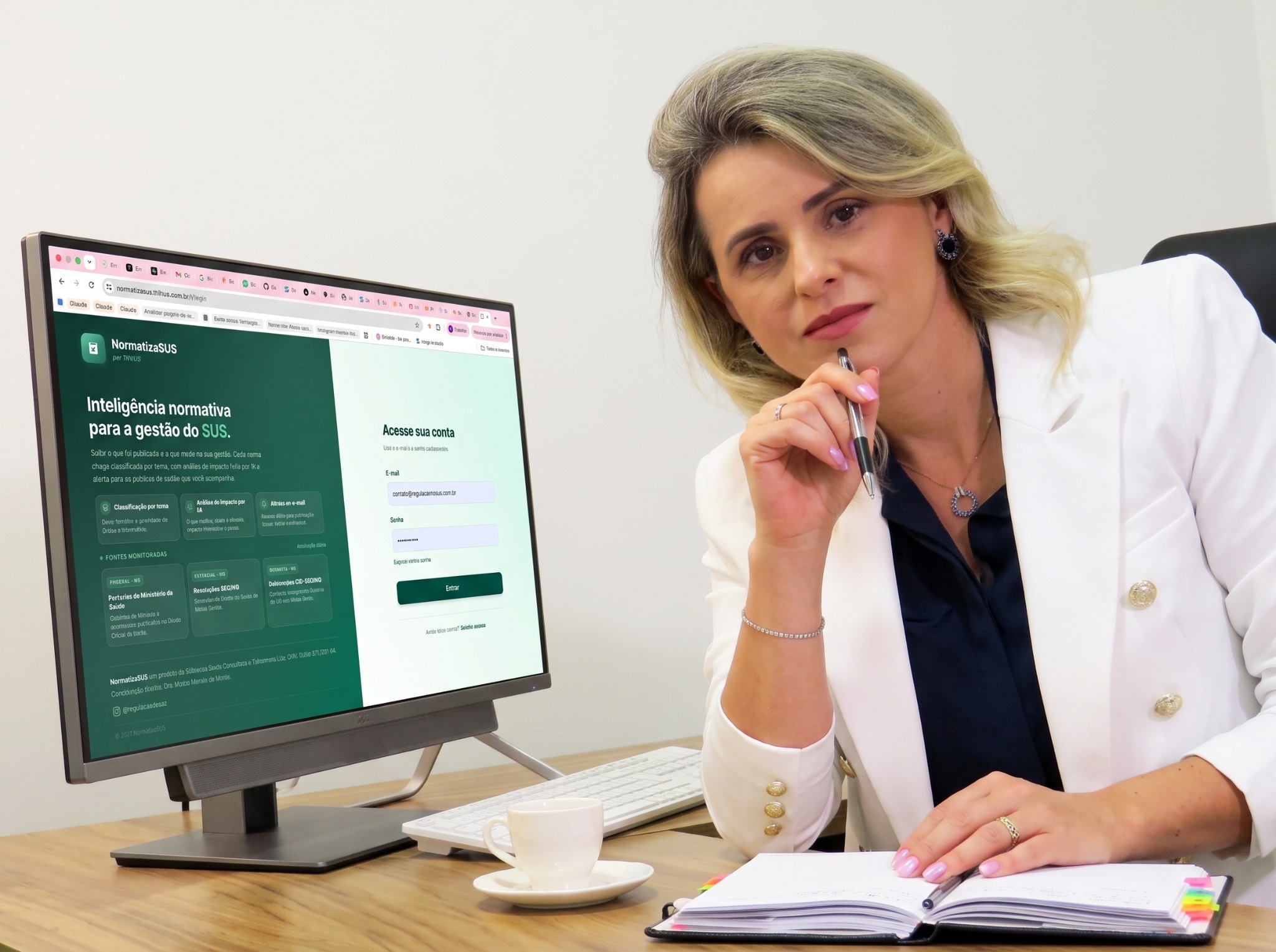 Márcia Morais ao lado da tela do NormatizaSUS