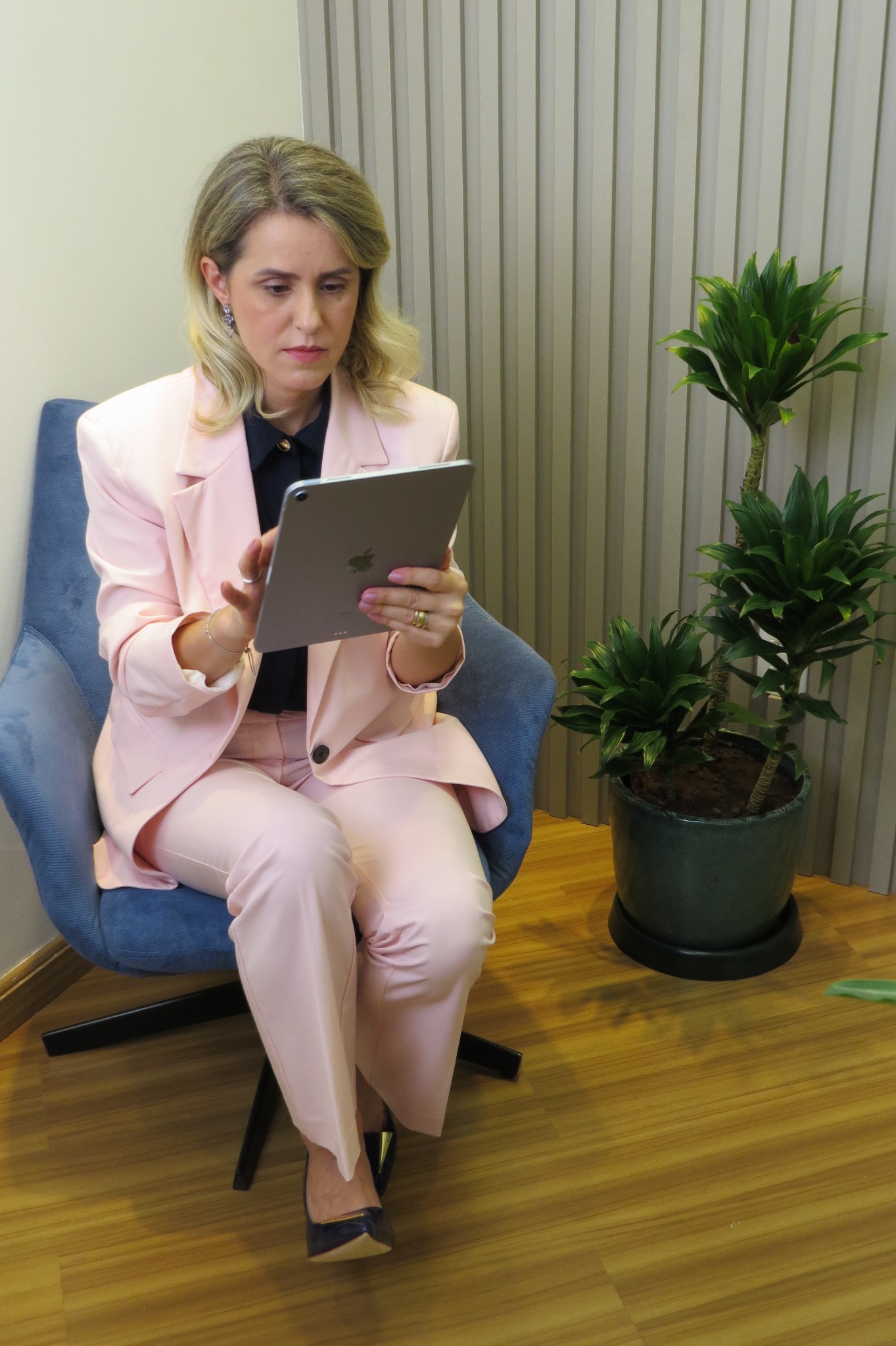 Márcia Morais trabalhando com um tablet